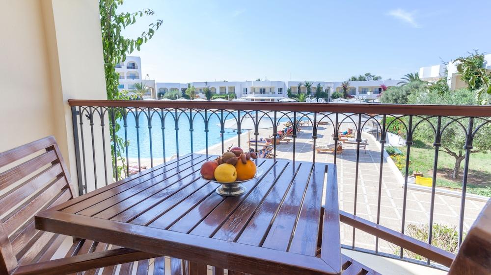 El Mouradi Gammarth Hotel Екстериор снимка A balcony