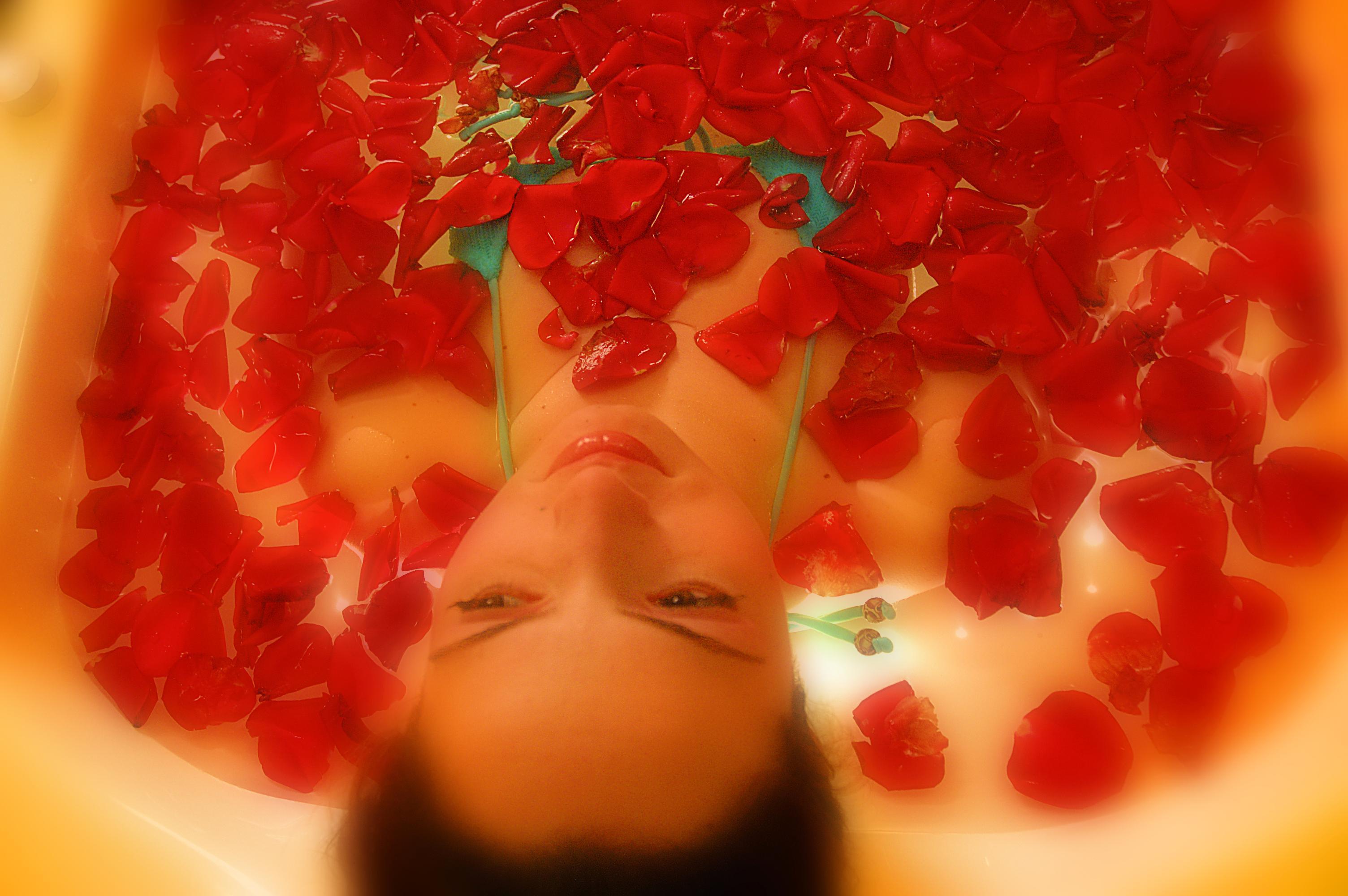 El Mouradi Gammarth Hotel Екстериор снимка A woman in a rose petal bath