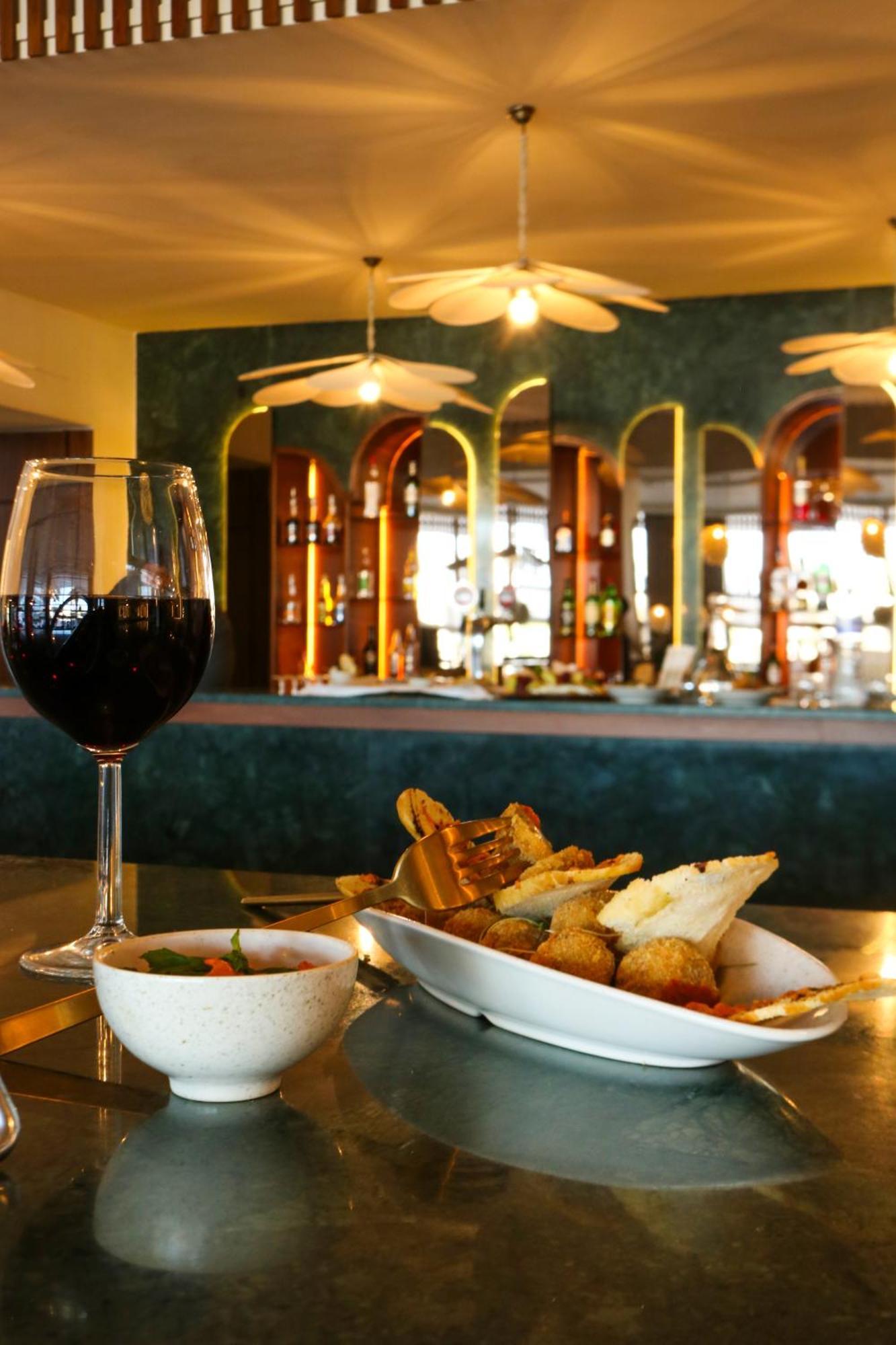 El Mouradi Gammarth Hotel Екстериор снимка A wine bar in Madrid, Spain