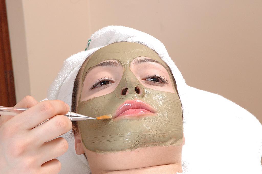El Mouradi Gammarth Hotel Екстериор снимка A woman with a facial mask